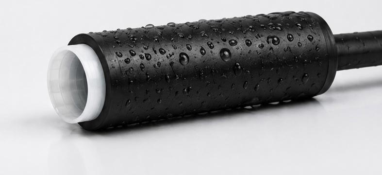 Cold shrink tube with water droplets